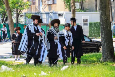 Ortodoks Yahudileri Şabat, Williamsburg, Brooklyn, New York özel kıyafetlerle