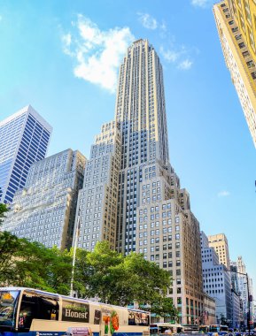 500 fifth Avenue, Midtown Manhattan'ın Batı 42 ve 43 sokakları arasında yer alan kat 60 1929-31'de inşa edilmiş ve Shreve, Harmon kuzu ve firma tarafından tasarlanmış olan