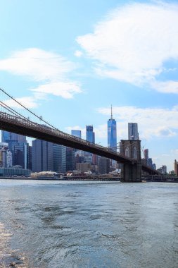 Booklyn Brooklyn Dumbo Mahallesi görüldüğü gibi köprü