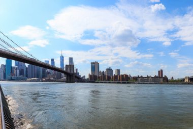 Dumbo Brooklyn Mahallesi görüldüğü gibi Brooklyn Köprüsü