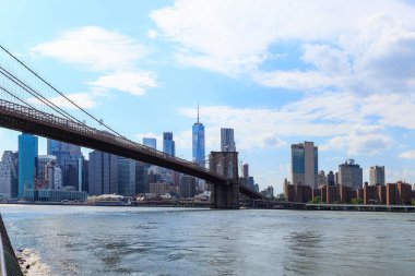 Dumbo Brooklyn Mahallesi görüldüğü gibi Brooklyn Köprüsü