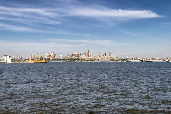 Battery Park üzerinde Brooklyn Heights cityscape, New York City terminal Staten Adası feribot doched 
