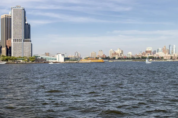 Battery Park terminalde, New York'un Staten Island Feribotu demirledi