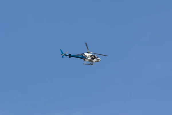 Turist Helikopter Flyger Över Klarblå Himmel — Stockfoto