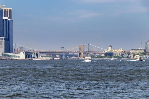 Brooklyn Köprüsü ve Manhattan Bridge ile Hudson Nehri üzerinde arka planda, New York City, New York, ABD Yelkenli tekneler
