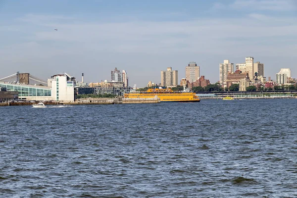 Feribot terminaline New York Bay dayalı bir feribot ile