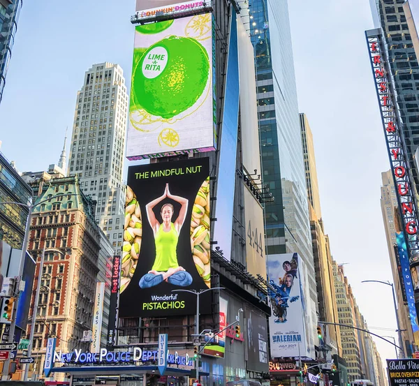 Gün batımında times Meydanı'nda reklam