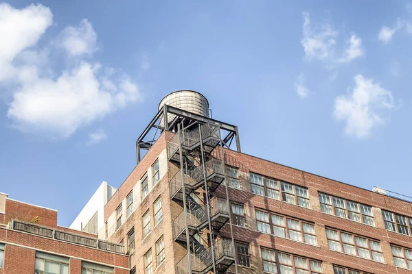 Torres Agua Tanque Agua Azotea Edificio Apartamentos Con Escaleras Escape — Foto de Stock