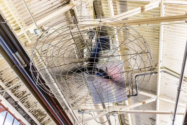 Büyük endüstriyel tavan fanı