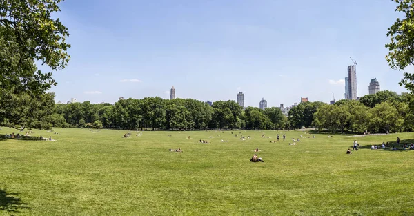 Gente Tomando Sol Central Park Nueva York — Foto de Stock