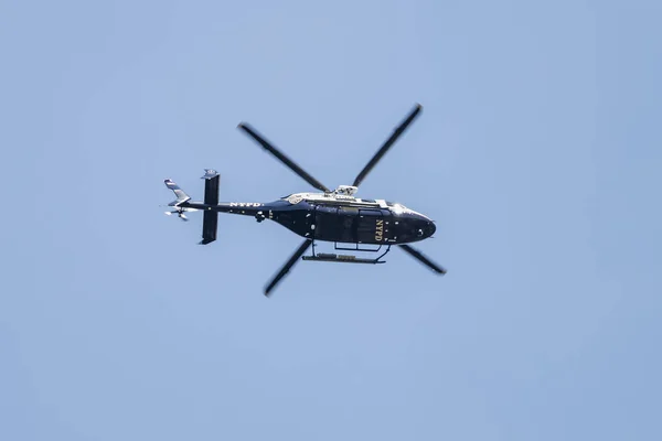 New York Police Helicopter Patrolling Central Park — Stock Photo, Image