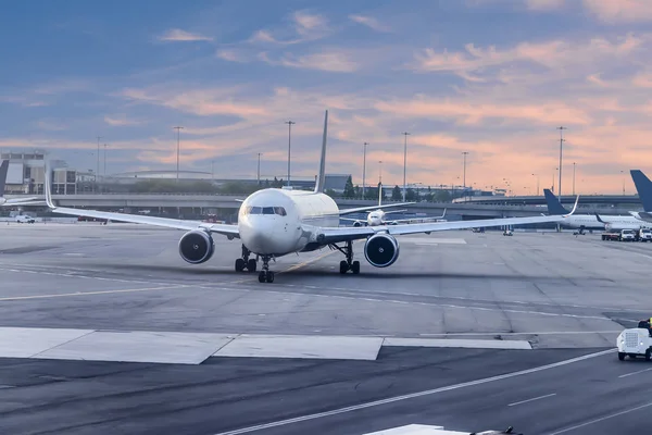 Flygplan Som Redo Att Fart Internationella Flygplats — Stockfoto