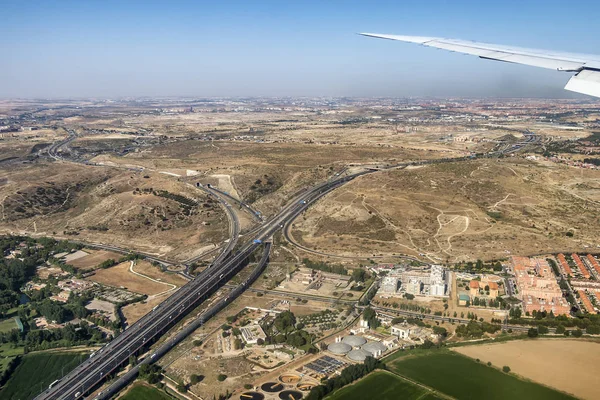 Flugzeugfenster Ansicht Zeigt Flügel Eines Flugzeugs Das Über Madrid Spanien — Stockfoto