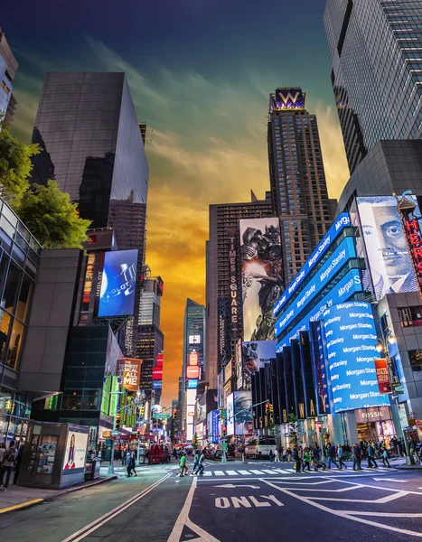 Gün batımında times Meydanı'nda reklam