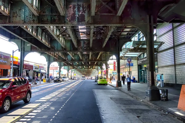 Οδήγηση Κάτω Από Την Γέφυρα Τρένο Στη Νέα Υόρκη — Φωτογραφία Αρχείου