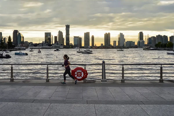 Kobieta Ucieka Przez West Street Jersey City Skyline Tle Zachodzie — Zdjęcie stockowe