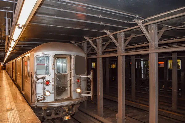Metro tren metro platformu Manhattan, New York City için gelen