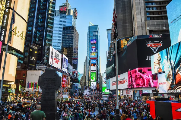 Times Meydanı'nda anonimous insanlar gün batımında görünümünü