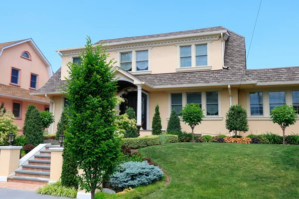 Konut Amerikan lüks ev - yaz aylarında lüks bir mahallede bir konut banliyö ev