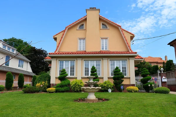 Konut Amerikan lüks ev - yaz aylarında lüks bir mahallede bir konut banliyö ev