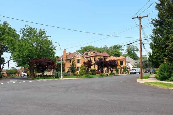 Konut Amerikan lüks ev - yaz aylarında lüks bir mahallede bir konut banliyö ev