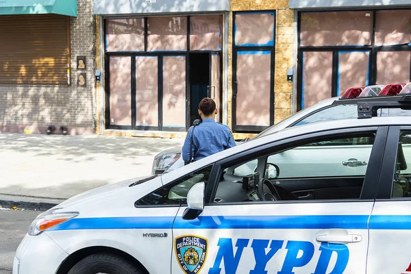 Поліція Нью Йорка Жінка Офіцер Відведені Штрафу Припаркований Автомобіль — стокове фото