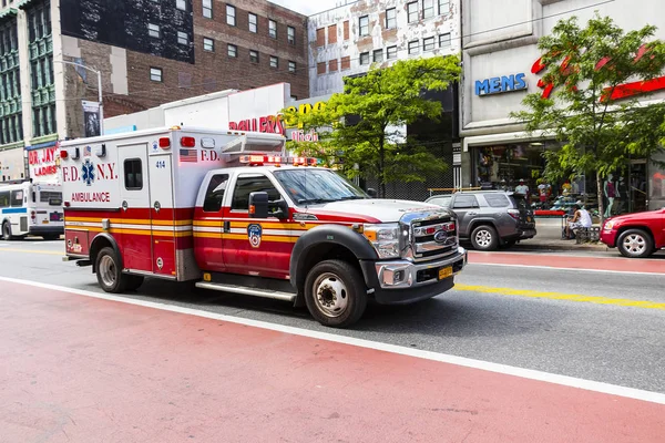 Harlem'de FDNY ambulans. Dünyanın en büyük kombine yangın ve Ems sağlayıcı FDNY değil