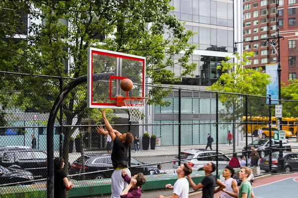 Anak Anak Bermain Basket Jalanan Manhattan — Stok Foto