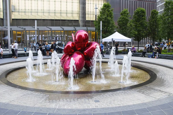 Kırmızı balon çiçek tarafından 8 Haziran 2017 üzerinde 7 Dünya Ticaret Merkezi'nde Jeff Koons. Son derece parlak, Koons imza genel paslanmaz çelik heykeller biridir