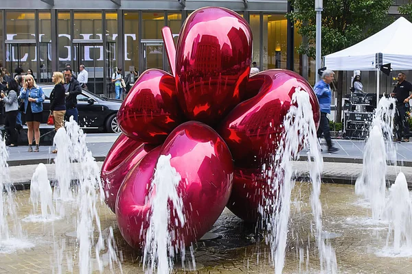 Kırmızı balon çiçek tarafından 8 Haziran 2017 üzerinde 7 Dünya Ticaret Merkezi'nde Jeff Koons. Son derece parlak, Koons imza genel paslanmaz çelik heykeller biridir
