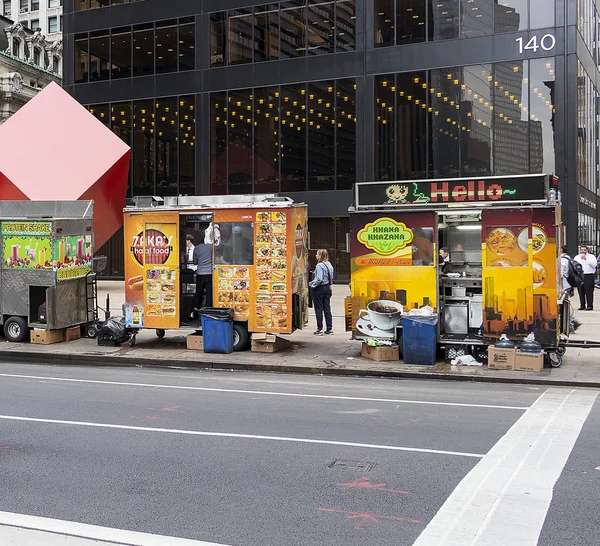 Vista Trasera Food Trucks Vendedores Ambulantes Comida Ciudad Nueva York —  Fotos de Stock