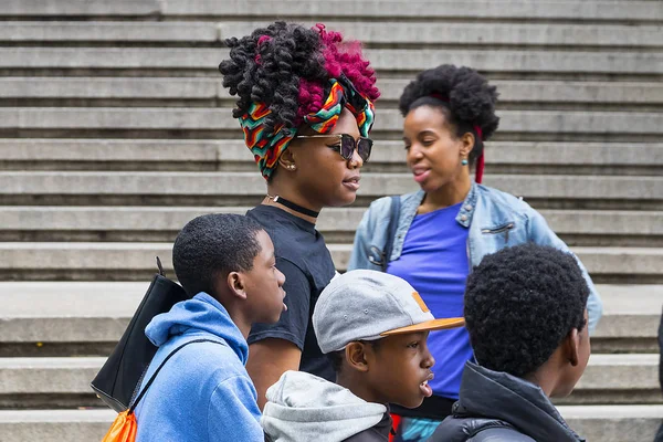 Afro-Amerikan çocuk okula gidiyor