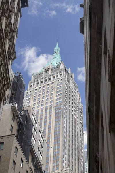 Finans Merkezi New York'ta mavi gökyüzü üzerinde içinde Manhattan ve görünümü gökdelenler içinde yukarı ooking 