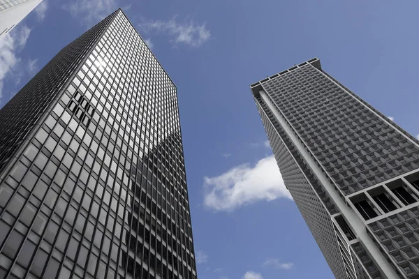 Üzerinde mavi gökyüzü içinde Manhattan ve görünümü gökdelenler ararken