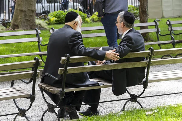 İki kimliği belirsiz Yahudi erkekler genel tezgah finansal bölge New York'ta konuşan Kipa giyiyor
