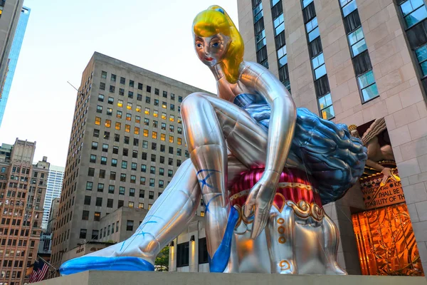 gün batımında heykel Rockefeller Plaza New York'ta eff Koons'ın şişirilmiş 'oturmuş balerin'