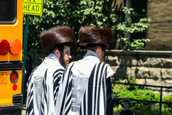 正统犹太人穿着特殊的衣服在安息 在威廉斯堡 布鲁克林 — 图库照片