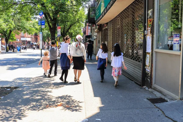 Ortodoks Yahudileri Şabat, Williamsburg, Brooklyn, New York özel kıyafetlerle