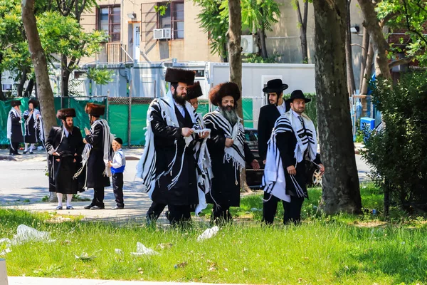 Ortodoks Yahudileri Şabat, Williamsburg, Brooklyn, New York özel kıyafetlerle