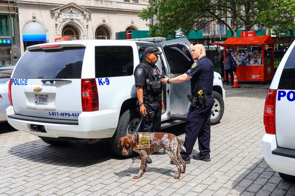 Подразделение Полиции Нью Йорка Обеспечивает Безопасность Манхэттене — стоковое фото