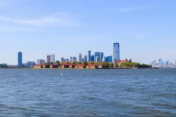 Ellis Adası ile Manhattan siluetinin içinde belgili tanımlık geçmiş