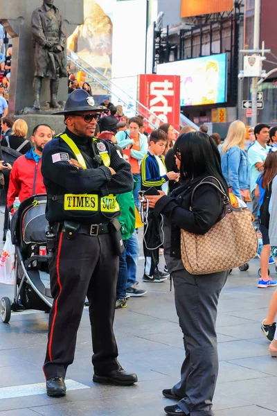 Times Square Szövetség Nyilvános Biztonsági Tiszt Részt Vett Egy Turista — Stock Fotó