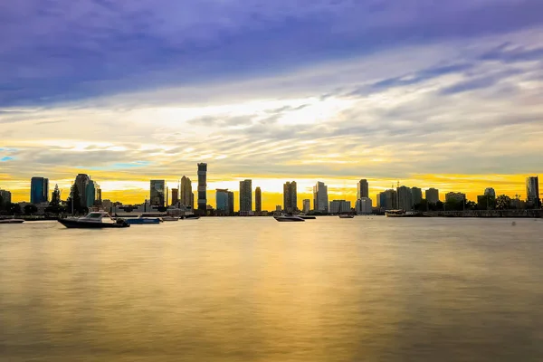 Jersey city Batı Manhattan - su ipek uzun pozlama üzerinde şaşırtıcı günbatımı