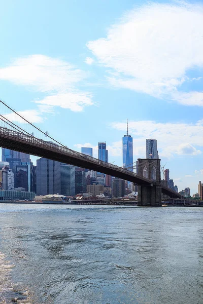 Booklyn Brooklyn Dumbo Mahallesi görüldüğü gibi köprü