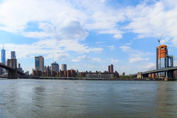 Manhattan Köprüsü ve Brooklyn Köprüsü yakın çekim