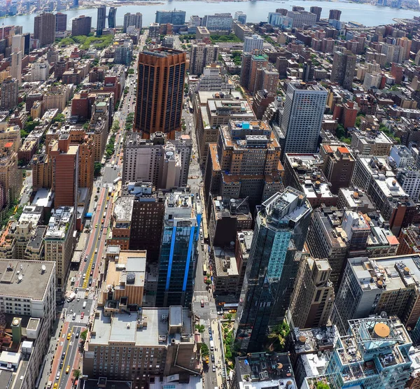 Manhattan, New York'ta trafik ve sokak aktivitesinin havadan görünümü