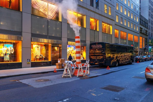 Vapor Saliendo Calle Manhattan Por Una Tubería Servicio Atardecer —  Fotos de Stock