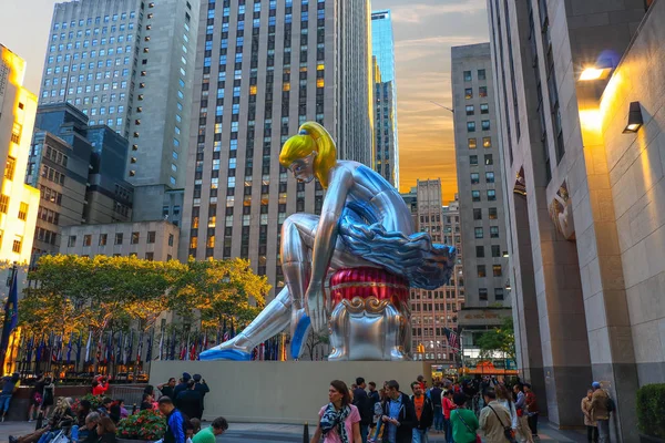Jeff Koons 'Balerin oturmuş' heykel Rockefeller Plaza New York'ta günbatımında şişirilmiş'ın
