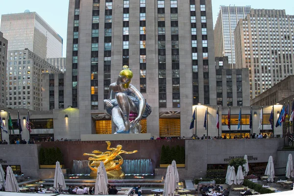  Rockefeller Merkezi Manzaralı Prometheus altın heykeli Manhattan şehir merkezinin içinde