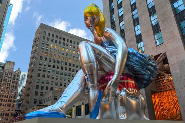 Rockefeller Merkezi'nde yüklü büyük şişme balerin